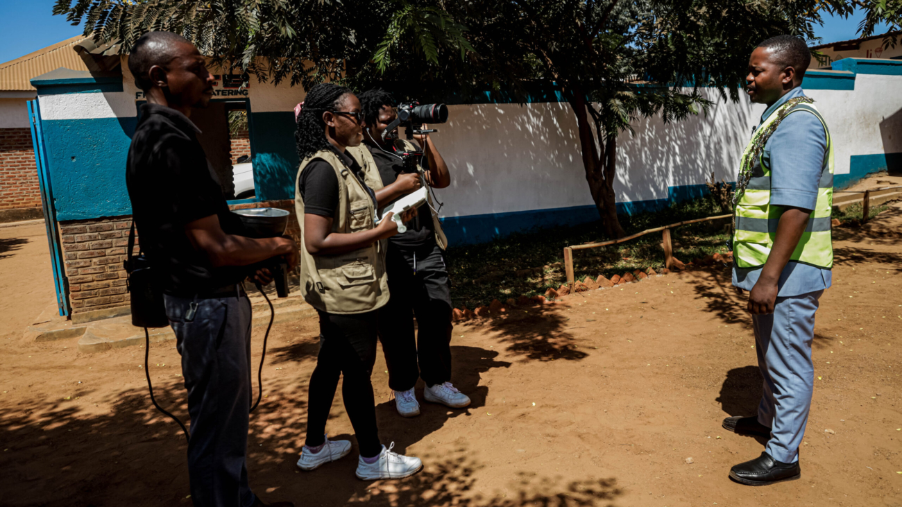 Peter Alex Banda, Mayor of Lilongwe City, visited High Ridge Christian School in Chinsapo for the second phase of the national polio vaccination campaign. The city expressed its satisfaction with the initiative and commended the government and UNICEF for their support.